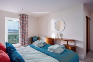 2 bedrooms, iron/ironing board, WiFi, bed sheets - Marina Vista - Waterfront Views towards Brownsea Island and the Purbecks (Poole)