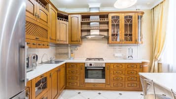 Deluxe Apartment, Non Smoking, Courtyard View | Private kitchen