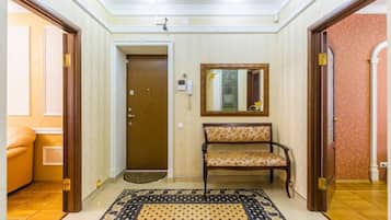 Departamento Deluxe, para no fumadores, vista al patio | Interior