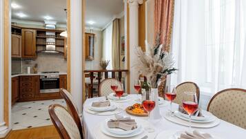 Deluxe-huoneisto, tupakointi kielletty, näköala pihalle | Ruokailu omassa huoneessa