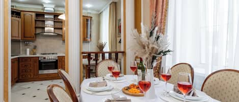 Deluxe Apartment, Non Smoking, Courtyard View | In-room dining