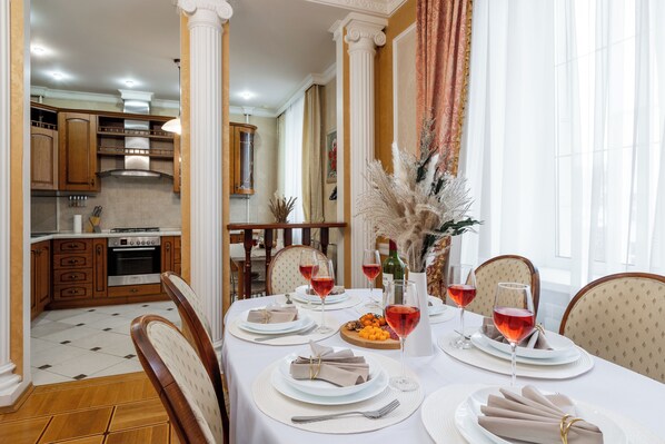 Deluxe Apart Daire, Sigara İçilmez, Avlu Manzaralı | Odada yemek servisi