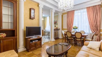 Deluxe Apartment, Non Smoking, Courtyard View | Living area