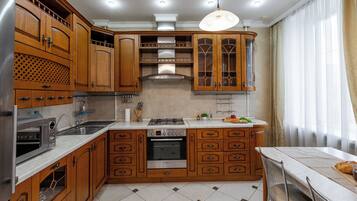 Deluxe-huoneisto, tupakointi kielletty, näköala pihalle | Yksityinen keittiö | Vedenkeitin