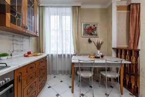 Căn hộ Deluxe, không hút thuốc, quang cảnh sân vườn | Bếp riêng | Ấm điện 