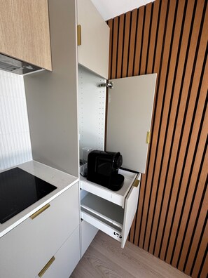 Kühlschrank, Mikrowelle, Herdplatte, Wasserkocher mit Kaffee-/Teezubehör