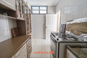 Fridge, microwave, oven, stovetop - Casa com Piscina a 200m da Praia da Enseada (Guarujá)