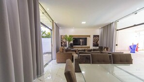 Interior - Casa com Piscina a 200m da Praia da Enseada (Guarujá)