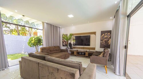 Casa com Piscina a 200m da Praia da Enseada