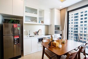 Full-size fridge, microwave, cookware/dishes/utensils - Du Lac Ocean Park Hanoi (Gia lam)