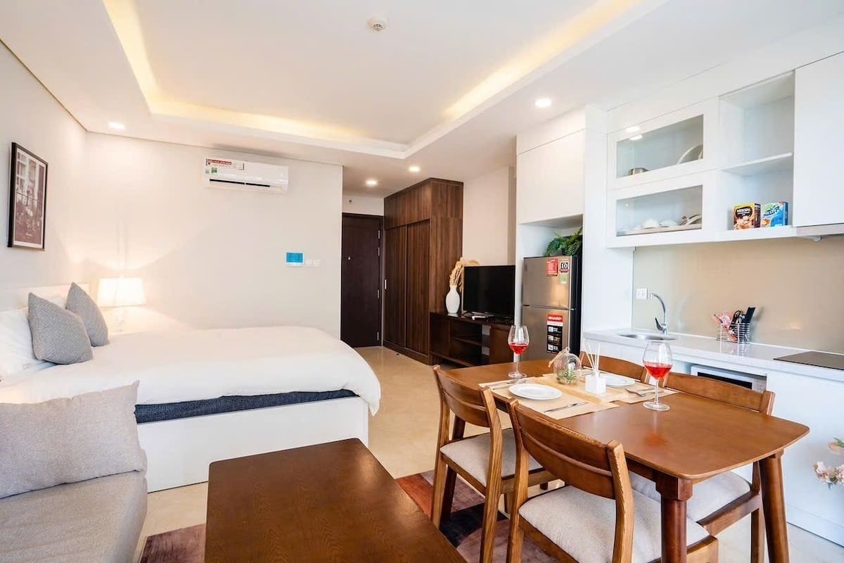 Deluxe Twin Room, City View | Desk, soundproofing, free WiFi