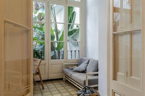 Living area - Authentic, Private Garden / Paseo de Gracia (08008 Barcelona)