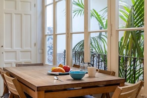 Dining - Authentic, Private Garden / Paseo de Gracia (08008 Barcelona)