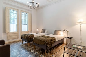 5 bedrooms, iron/ironing board, travel cot - Authentic, Private Garden / Paseo de Gracia (08008 Barcelona)