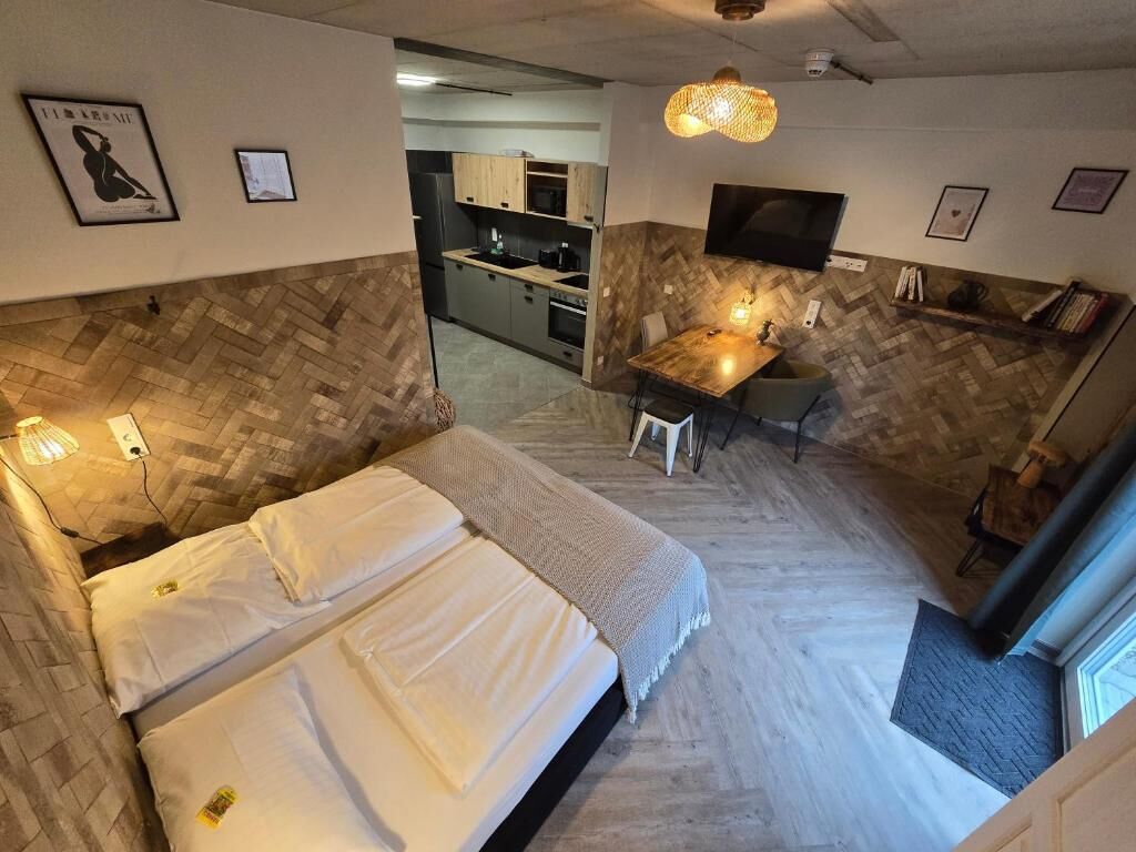 In-room safe, blackout drapes, free WiFi