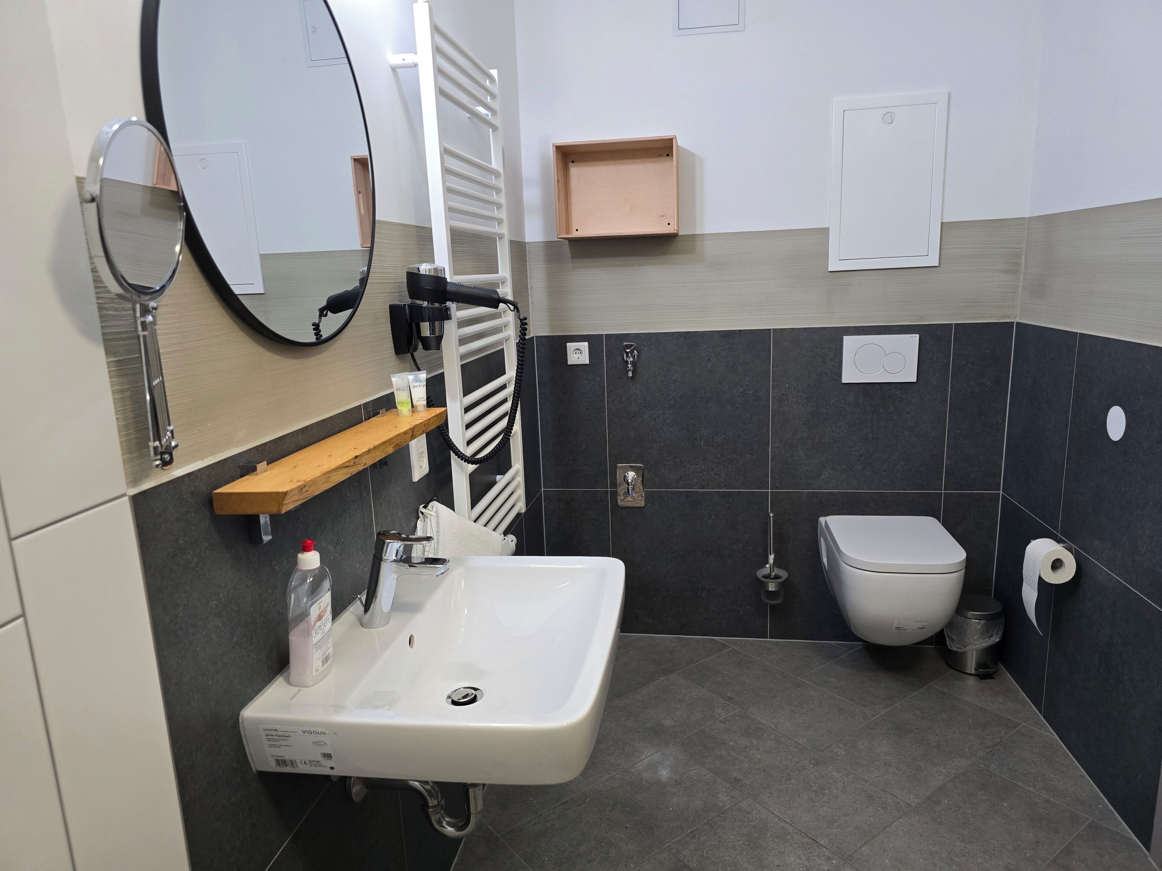 Twin Room, 2 Single Beds, Shared Bathroom | Bathroom