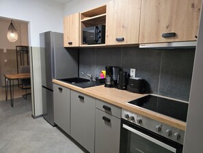 Una cocina moderna equipada con microondas, cafetera, tostadora y horno.