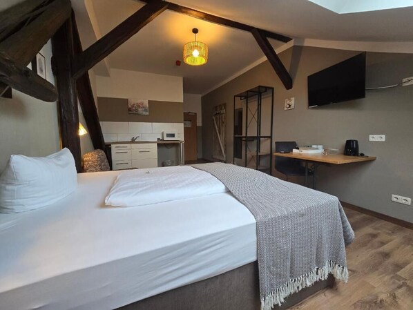 Doppelzimmer, 1 Queen-Bett, mit Bad | Zimmersafe, Verdunkelungsvorhänge, kostenloses WLAN