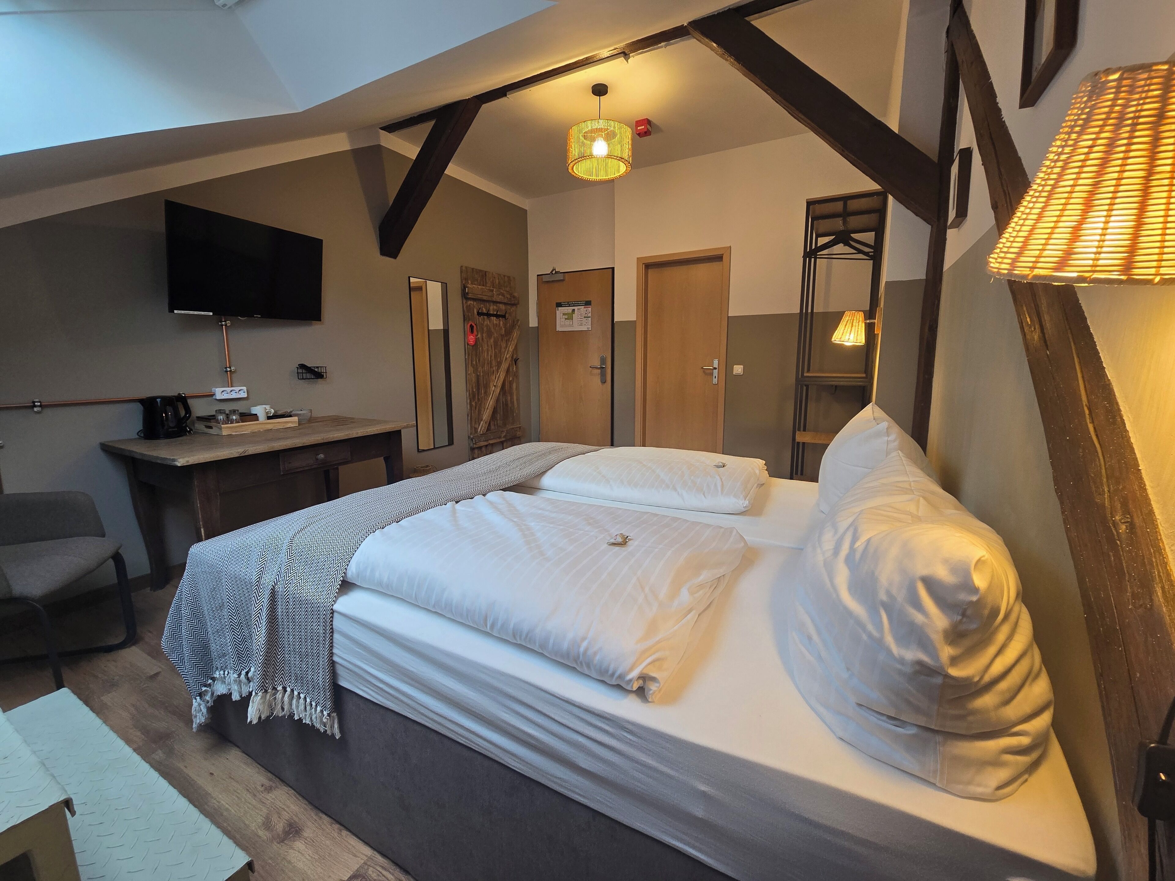 Double Room, 1 Queen Bed, Ensuite | In-room safe, blackout drapes, free WiFi