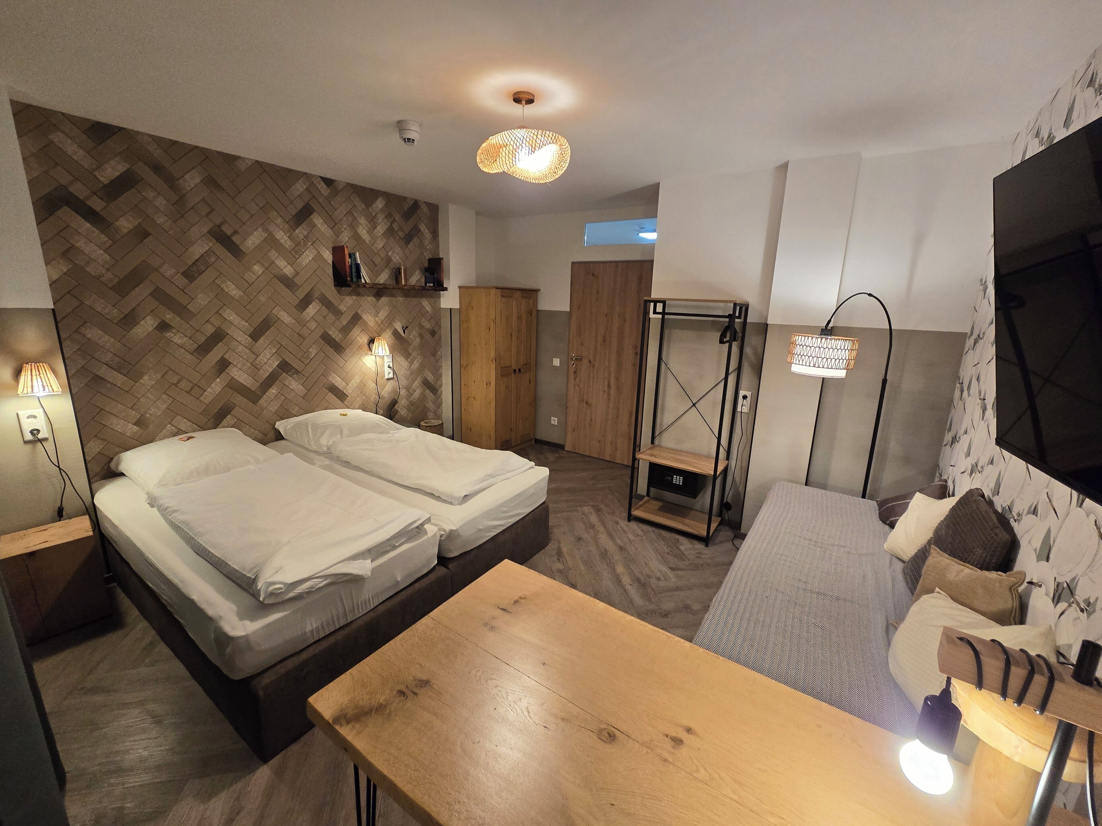 In-room safe, blackout drapes, free WiFi