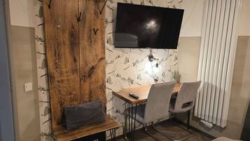 Apartment, 2 Bedrooms, Kitchen | In-room safe, blackout drapes, free WiFi