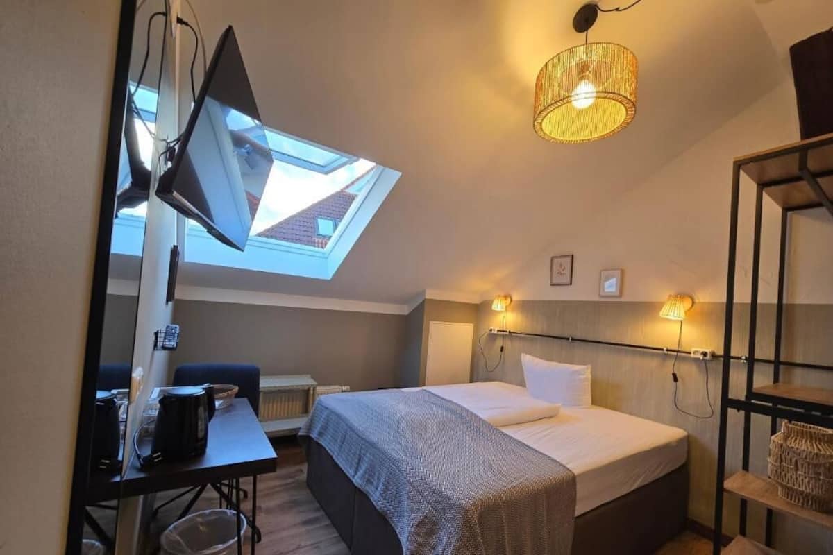 In-room safe, blackout drapes, free WiFi