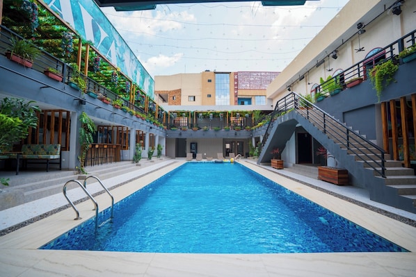 2 hồ bơi ngoài trời 