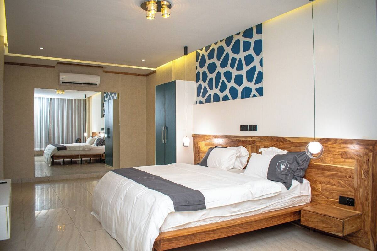 Suite exĂ©cutive | Coffre-fort, systĂšme dâinsonorisation, fer et planche Ă repasser