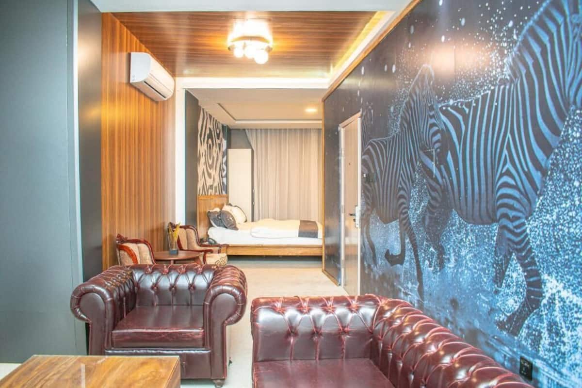 Superior-Suite, Poolblick | Zimmersafe, schallisolierte Zimmer, Bügeleisen/Bügelbrett