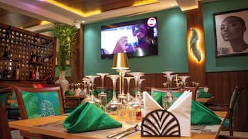 Daily cooked-to-order breakfast (EUR 12 per person)