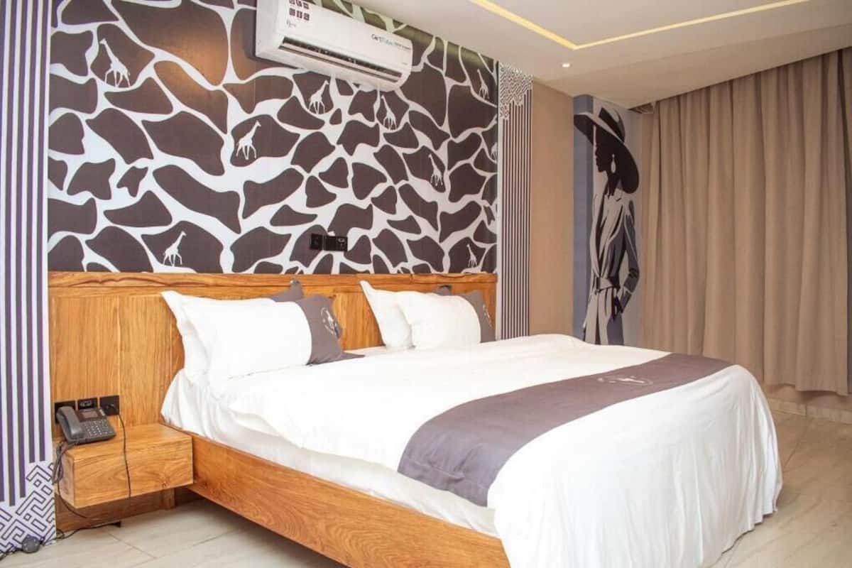 Doppelzimmer, Poolblick | Zimmersafe, schallisolierte Zimmer, Bügeleisen/Bügelbrett