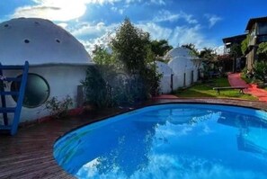 สระว่ายน้ำกลางแจ้ง