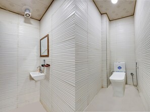 Deluxe-Doppelzimmer | Badezimmer | Dusche, kostenlose Toilettenartikel, Handtücher, Seife