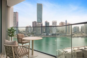 Interior - Luxury 1 BD with Panoramic Canal Views (Dubai)