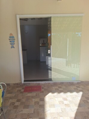 A hotel entrance with a tiled floor, a red mat with "Bem-Vindo" text, and a wall-mounted sign with a message. - Complete House in Pontal do Peró: Comfort and nature next to Búzios (Cabo Frio)