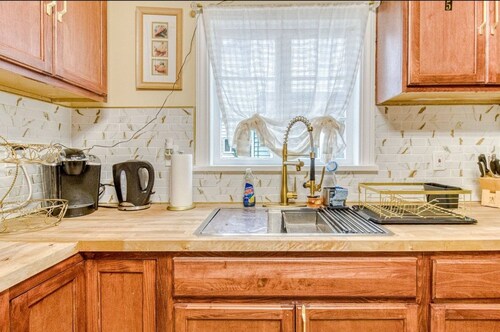 Fabulous 5-bedroom house with AC Perfect for Family and Extended Stays