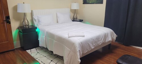 Fabulous 5-bedroom house with AC Perfect for Family and Extended Stays