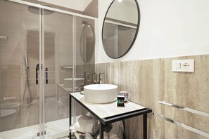 Dusche, Haartrockner, Bidet, Handtücher