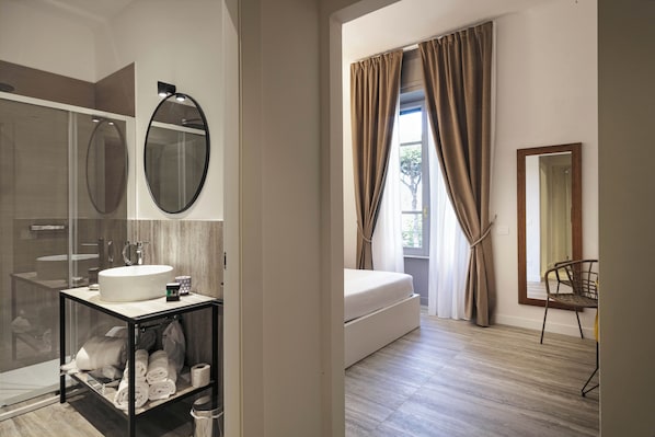 Shower, hair dryer, bidet, towels