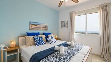 Tabla de planchar con plancha, wifi gratis y ropa de cama