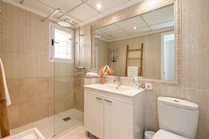 Shower, hair dryer, towels