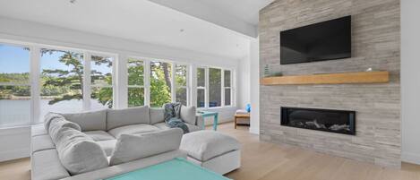 Televisión y chimenea