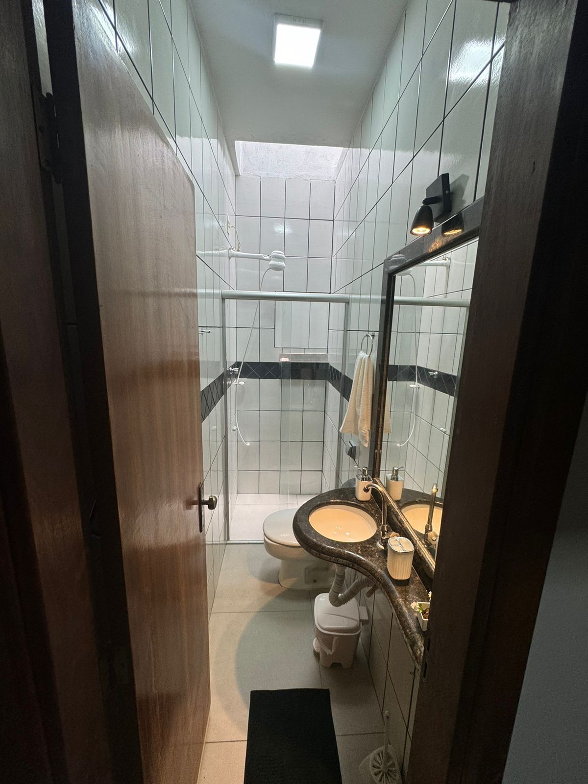 Een douche, handdoeken, toiletpapier