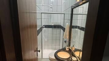 Een douche, handdoeken, toiletpapier
