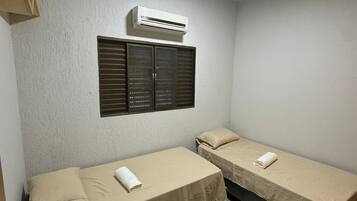 2 quartos, ferros/tábuas de passar roupa, Wi-Fi, roupa de cama