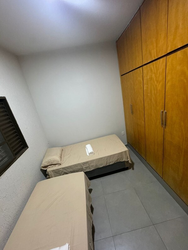 Tabla de planchar con plancha, wifi y ropa de cama 