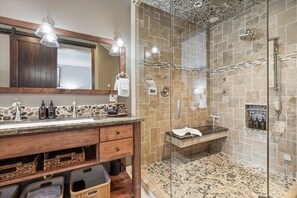 Douche, sèche-cheveux, serviettes fournies, shampoing