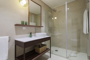 Shower, handuk, sabun, dan sampo