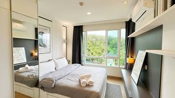 Een strijkplank/strijkijzer, wifi, beddengoed