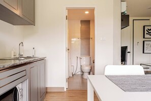 Shower, hair dryer, bidet, towels - Cozy 1-bedroom apartment with AC in cool Tambon Kathu Patong (Tambon Kathu)